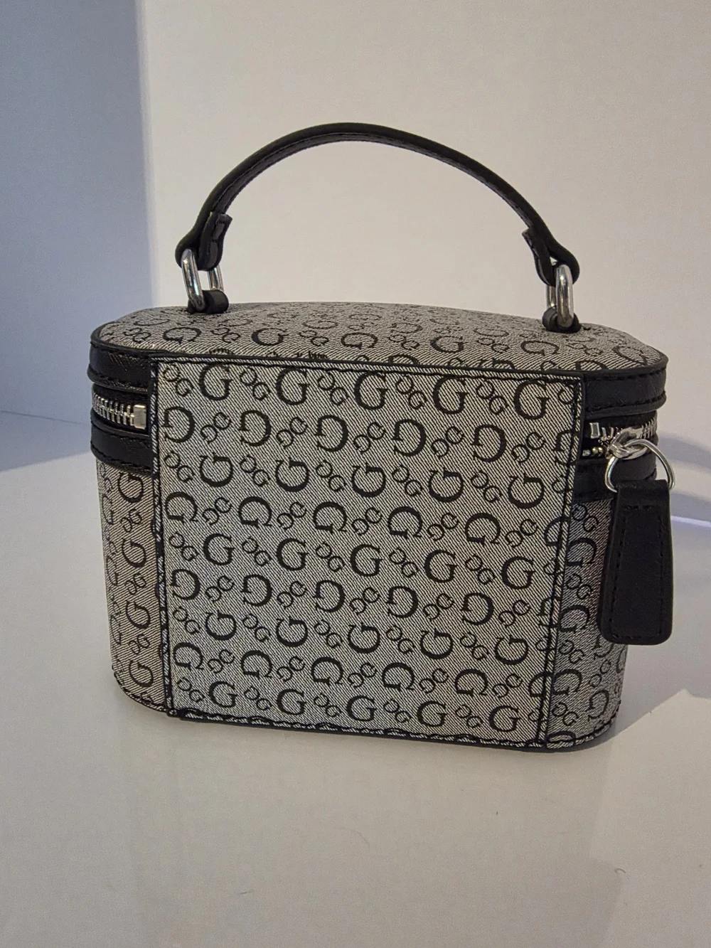 GUESS Gray/Black Monogram Cosmetic Case Top-Handle Bag